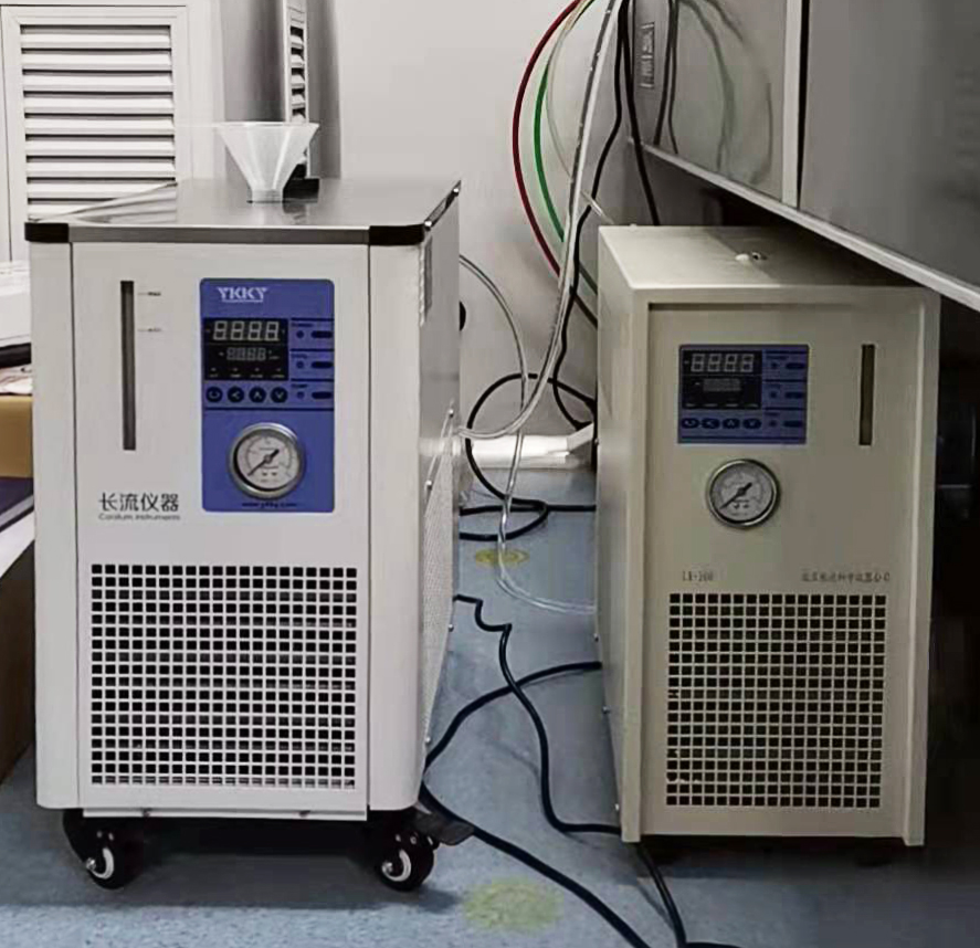 小型冷水機(jī)現(xiàn)場圖.jpg 小型冷水機(jī)現(xiàn)場圖.jpg